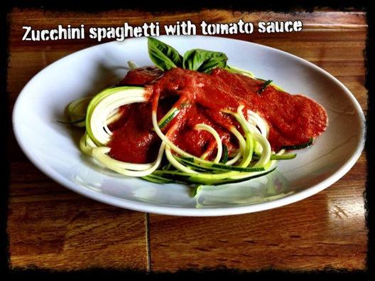Cuketa špagety s rajčatovou / red-poukázal-pepřovou omáčkou / bazalky s trochou rukoly