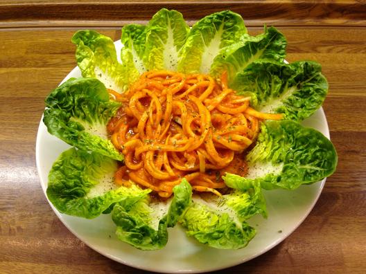Ředkvičky - "Udon" - nudle s mango - papriky - dates - omáčka