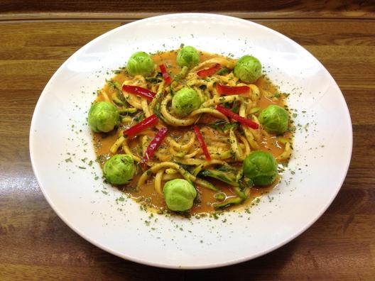 Cuketa - "Udon" - nudle s růžičková kapusta a ananasu - omáčka