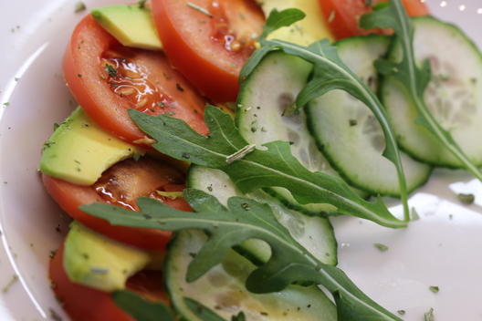 Avocado - rajče - okurka - svačina