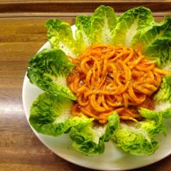 Ředkvičky - "Udon" - nudle s mango - papriky - dates - omáčka