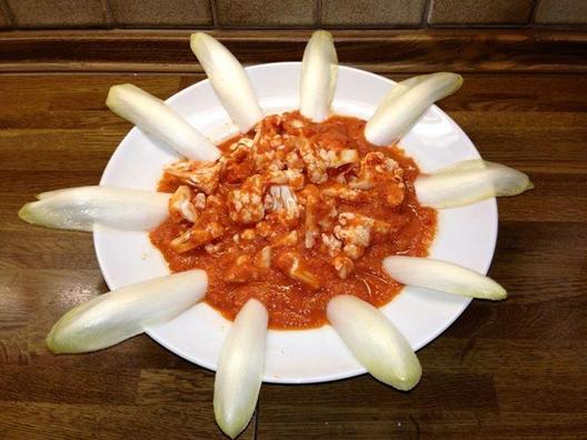 Květák s lahodnou omáčkou z červeného pepře, stonky celer, avokádo, krvavých pomerančů a citrónovou šťávou, zdobené chicories