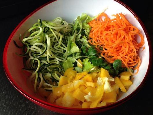 Barevný salát <3 - cuketa, mrkev, žluté papriky, trhat-schopný greeny