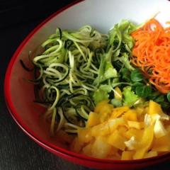 Barevný salát <3 - cuketa, mrkev, žluté papriky, trhat-schopný greeny