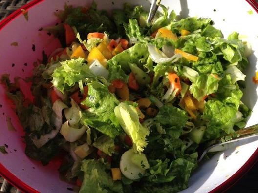 Vydatné a křupavý salát - salát, čekanka, mrkev, žlutá paprika, okurka, avokádo, citron, bazalka a pažitka
