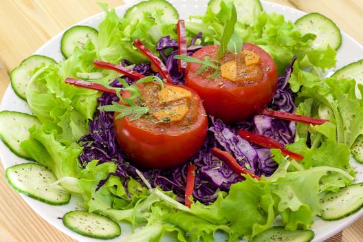 Kiwi - papriky - plněná rajčata na fialový zelí