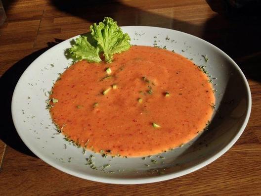 Tomato - nektarinky polévka s některými kousky cukety. Yummy. ❤️