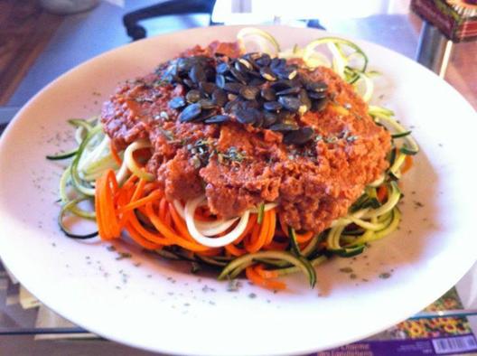 Cuketa mrkev špagety s rajčatovou olivovým sušených rajčat omáčka s dýňovými semínky ^ _ ^