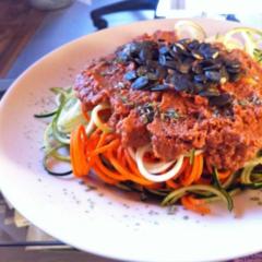 Cuketa mrkev špagety s rajčatovou olivovým sušených rajčat omáčka s dýňovými semínky ^ _ ^