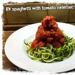 Cuketa špagety s rajčatovou / celer / mrkvové omáčce <3